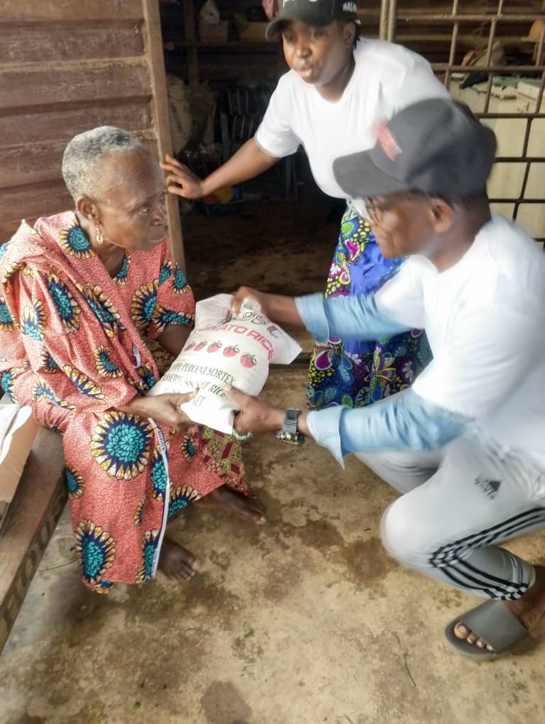Elders receiving food supplies, photo 1