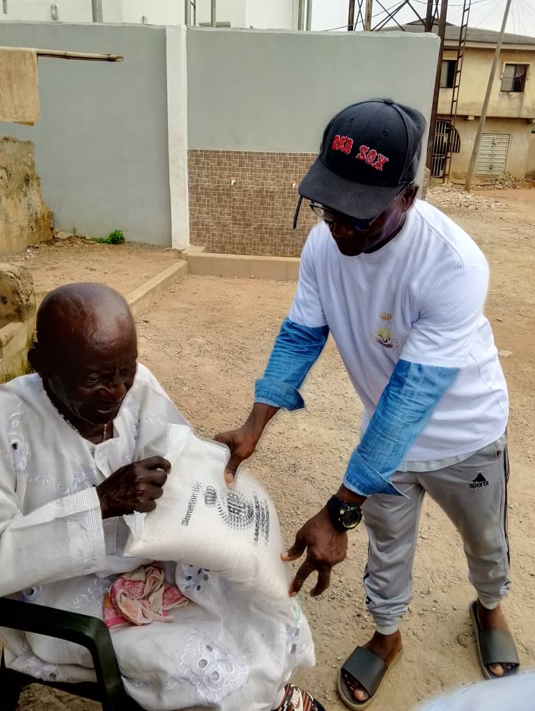 Elders receiving food supplies, photo 3