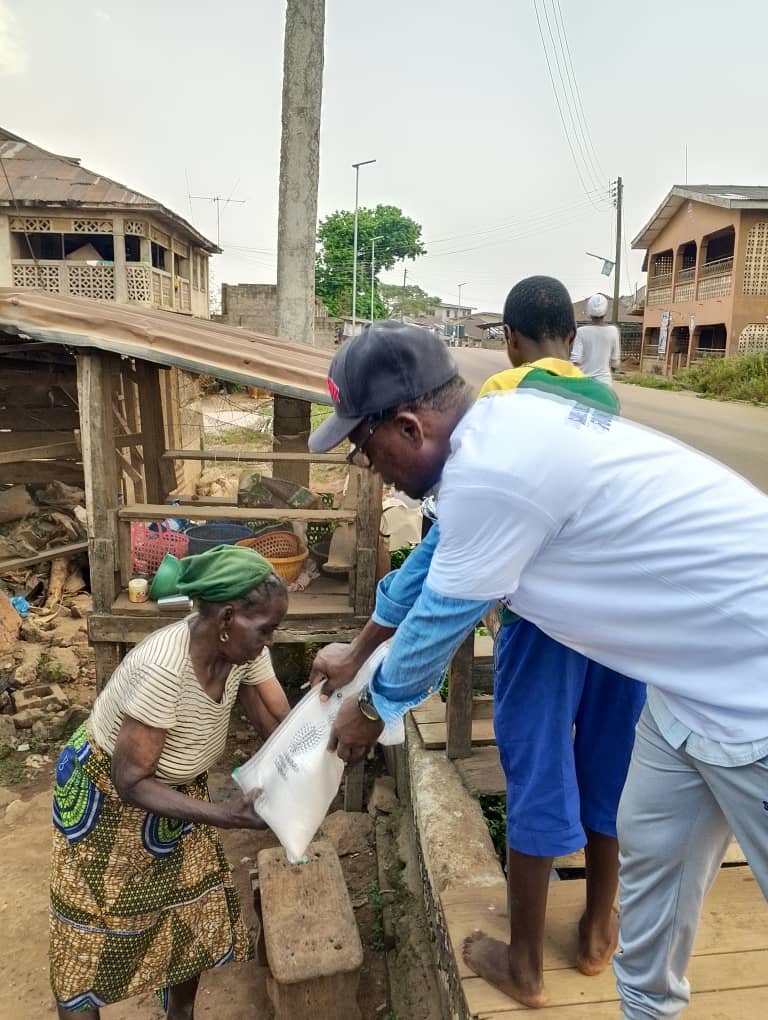 Elders receiving food supplies, photo 4