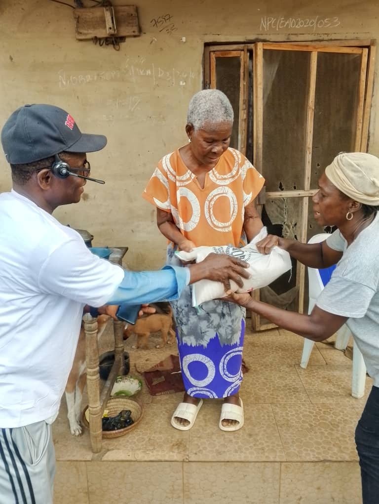 Elders receiving food supplies, photo 5