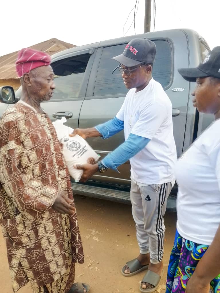 Volunteers distributing food in Iperu